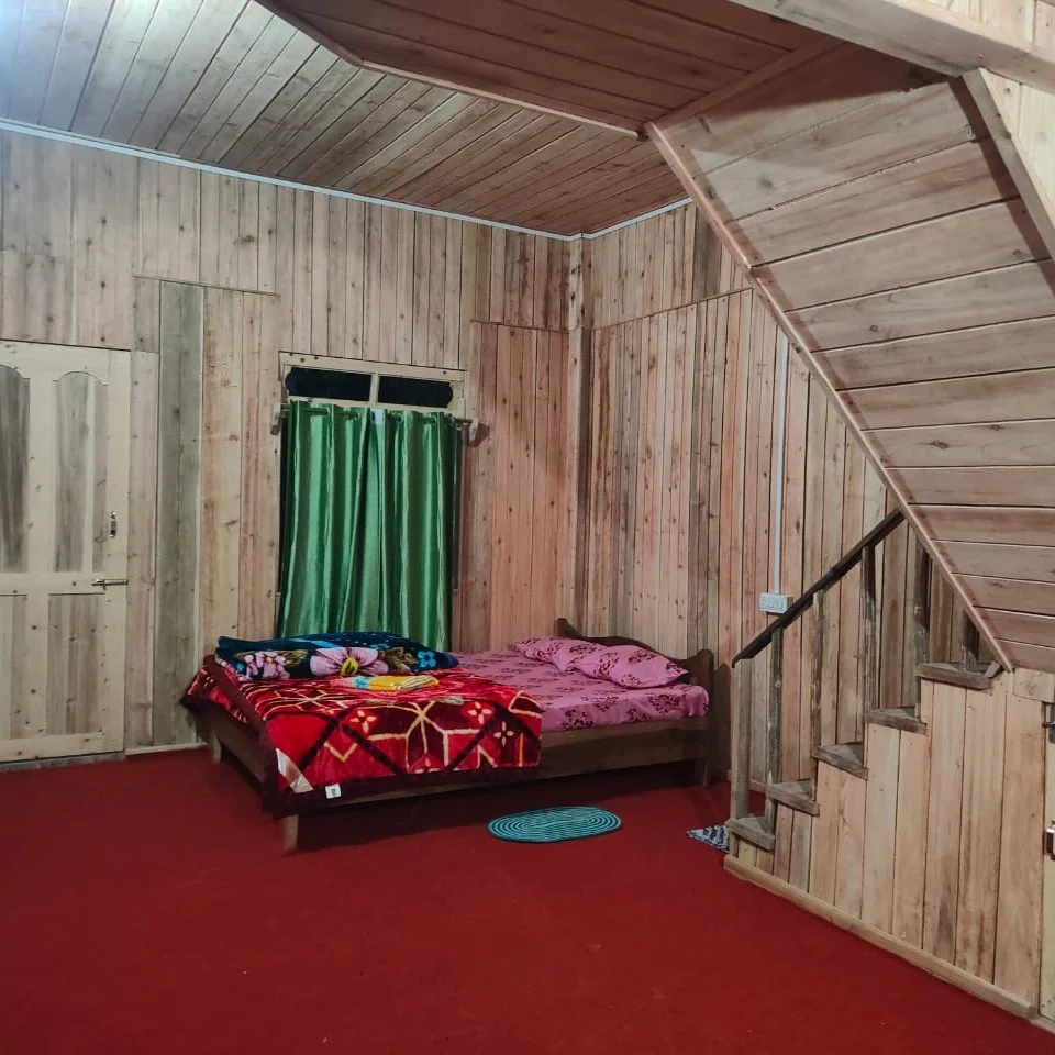 Couple friendly homestay in Kolakham with private balcony, cozy rooms, and romantic mountain views