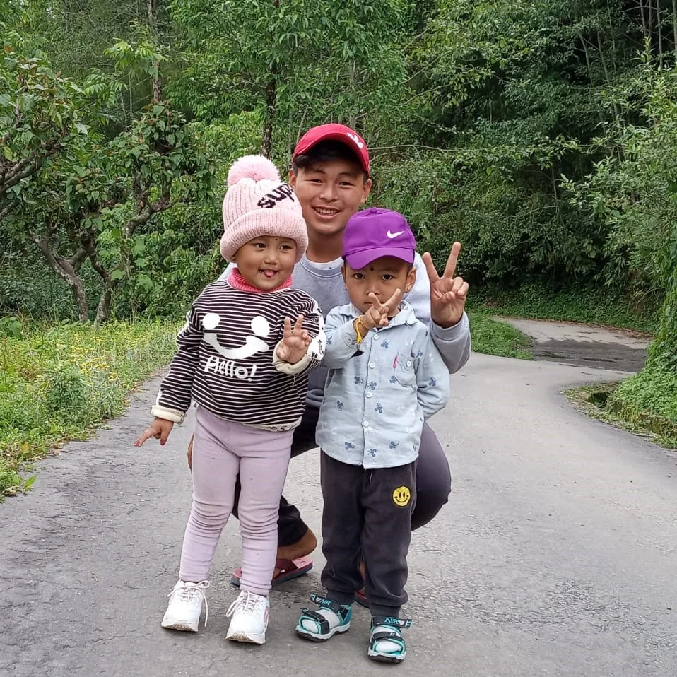 Happy guests giving testimonial at Jojo Samsuhang Homestay in Kolakham, smiling with hosts